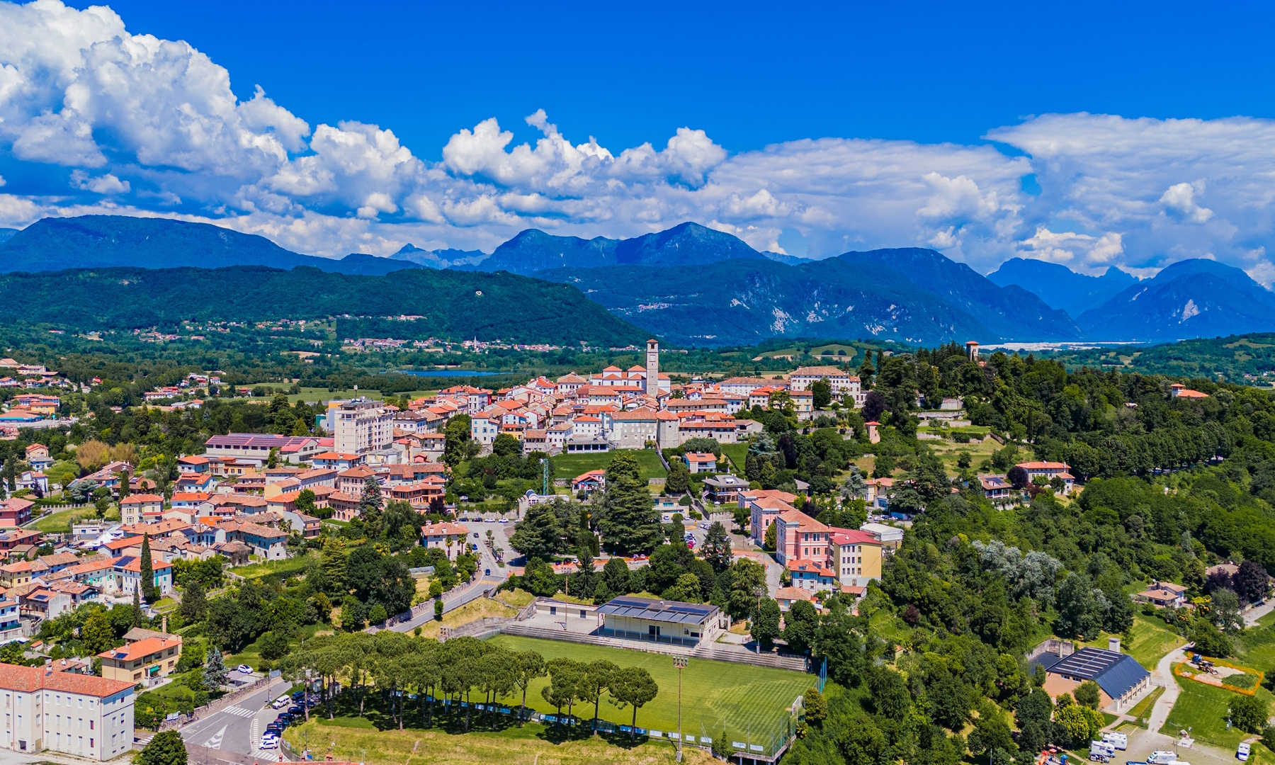 Panorama del colle di San Daniele del Friuli immerso nel verde