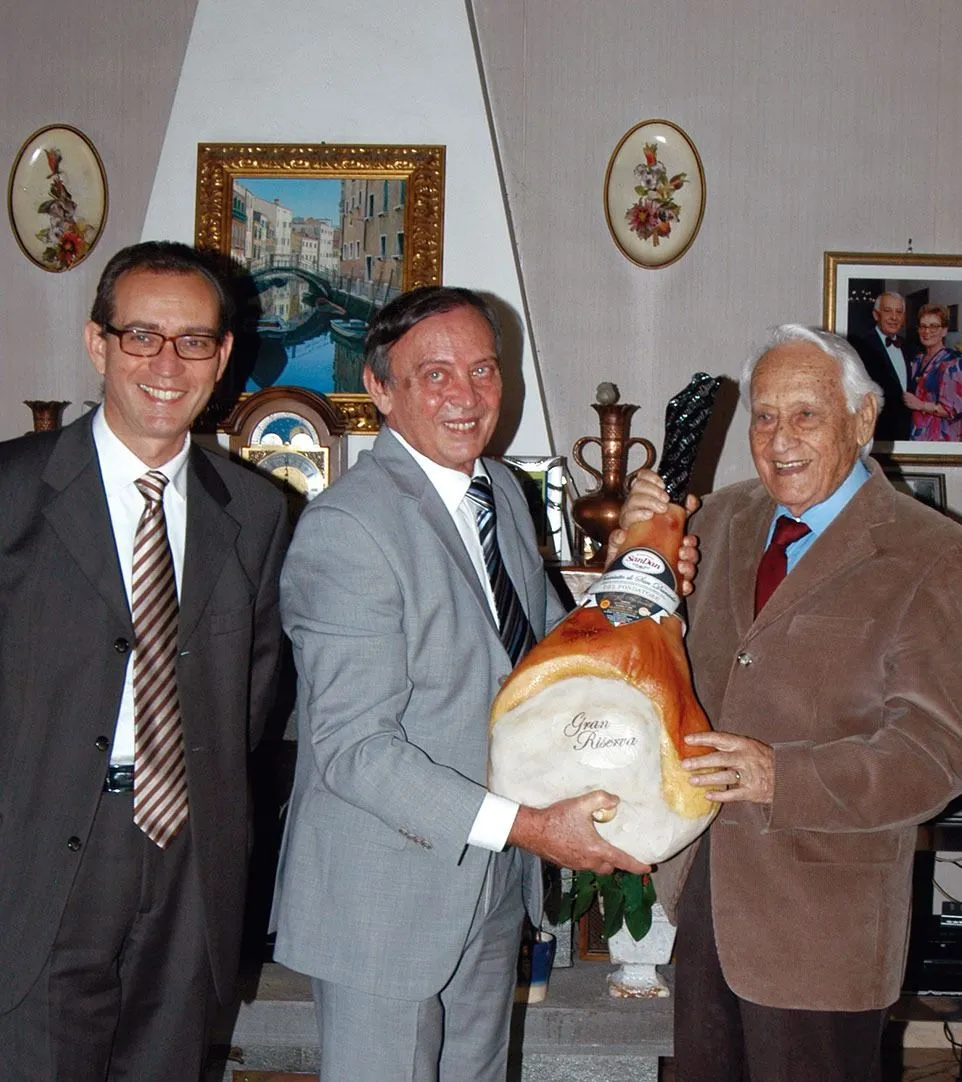 Dettagli della lavorazione artigianale del prosciutto crudo