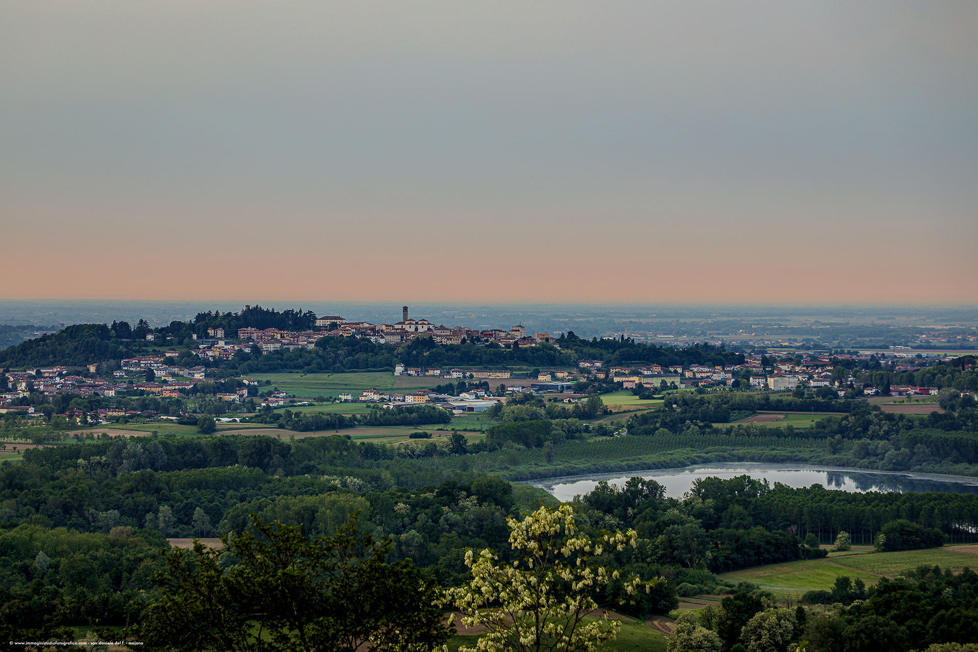 Paesaggio di San Daniele tra colline, valli e aria di stagionatura